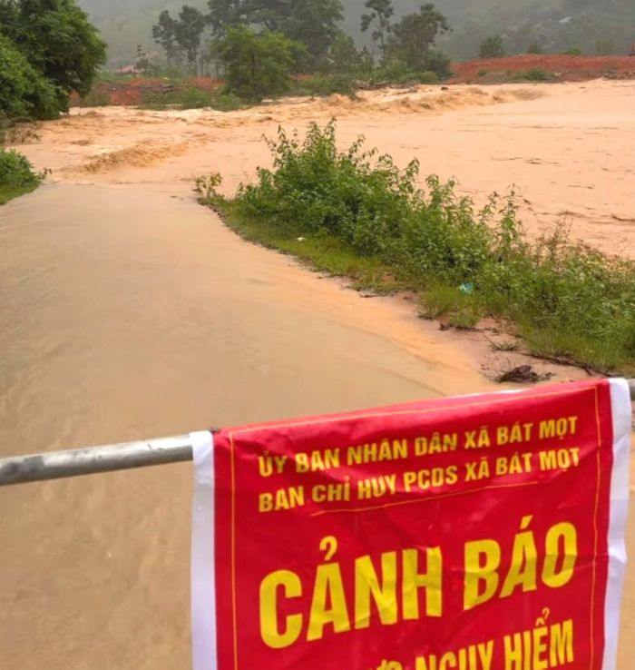 Nước lũ chảy xiết gây chia cắt đường giao thông ở xã Bát Mọt, tỉnh Thanh Hóa