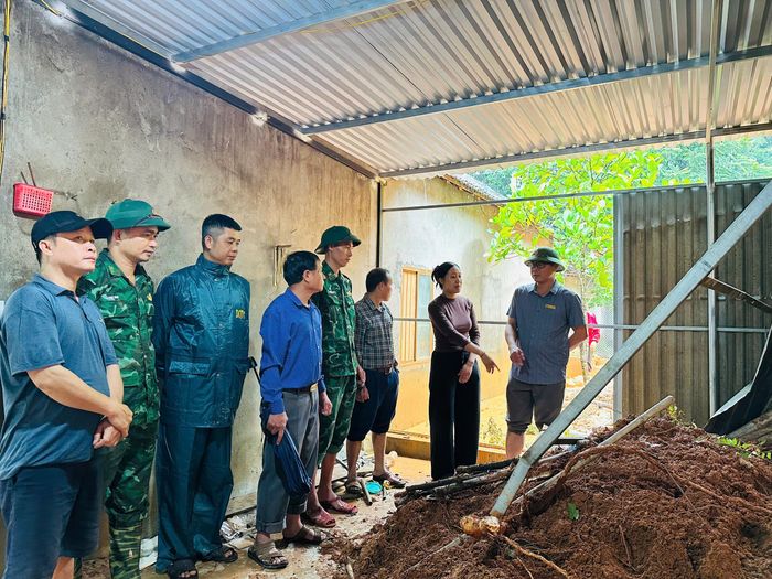 Lãnh đạo địa phương kiểm tra tình hình sạt lở, thăm hỏi, động viên các gia đình bị ảnh hưởng