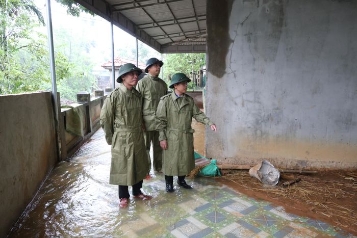 Lãnh đạo xã Trung Hạ kiểm tra hiện trường khu vực sạt lở đất đá tràn vào nhà dân