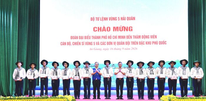Đồng chí Nguyễn Phước Lộc và Chuẩn đô đốc Nguyễn Đình Hùng trao quà đến 15 chiến sĩ TPHCM
