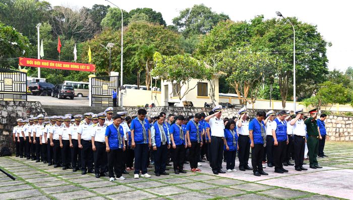 Đoàn đại biểu dành phút mặc niệm tưởng nhớ các Anh hùng liệt sĩ