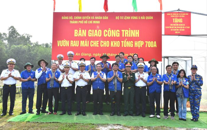 Các đại biểu chụp hình lưu niệm tại công trình