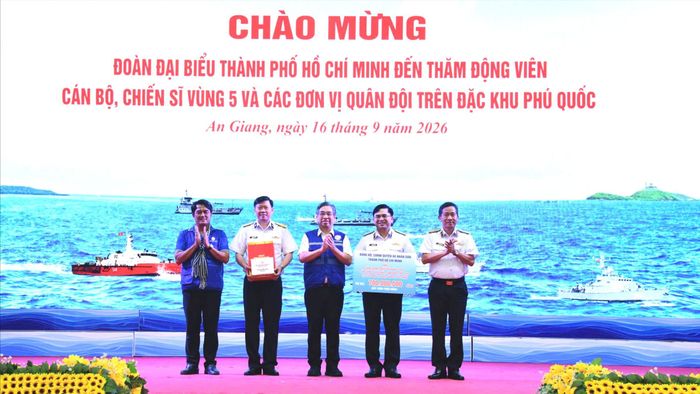 Đoàn đại biểu TPHCM trao bảng tượng trưng công trình đến Vùng 5 Hải quân
