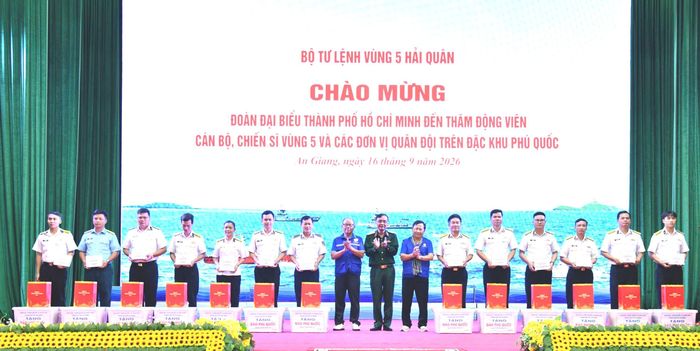 Đoàn đại biểu TPHCM trao quà đến các lực lượng đóng quân tại đặc khu Phú Quốc