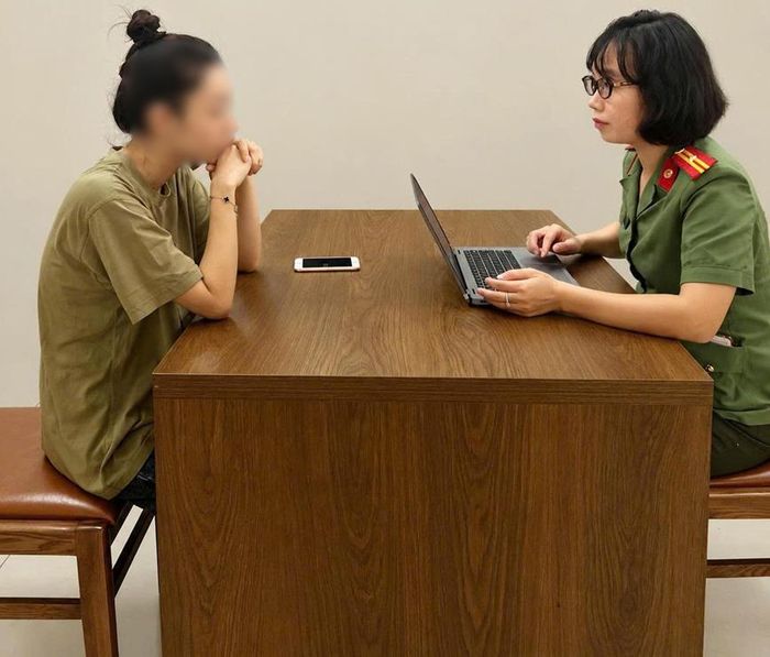 Cơ quan Công an làm việc với L.T.T. - chủ cơ sở thẩm mỹ Julia Aesthetic. Ảnh: CÔNG AN CUNG CẤP