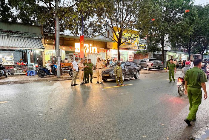  Lực lượng chức năng phong tỏa hiện trường, điều tra nguyên nhân vụ tai nạn. Ảnh: CATPĐN 