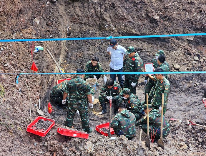  Công tác tìm kiếm, quy tập hài cốt liệt sĩ tại Công viên Lê Thị Riêng ngày 16-9 