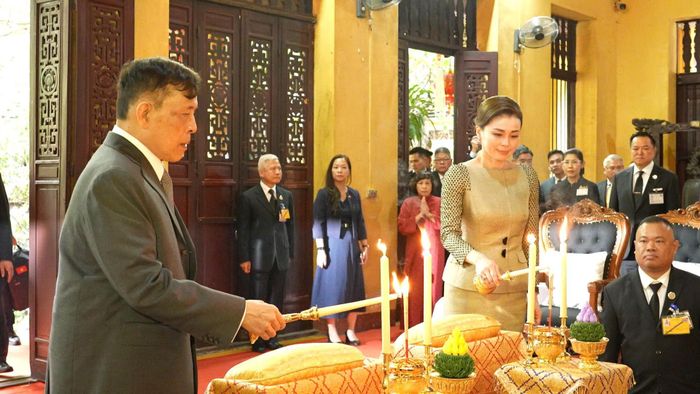  Nhà Vua Thái Lan và Hoàng hậu thực hiện nghi lễ thắp nến cầu an. Ảnh: GHPGVN 
