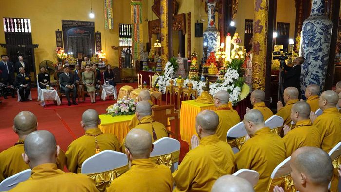  Nhà Vua Thái Lan và Hoàng hậu dự lễ cầu an tại chùa Quán Sứ. Ảnh: GHPGVN 
