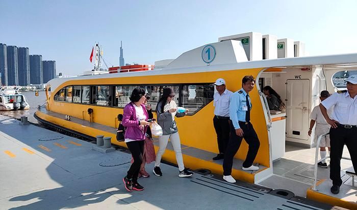  Du khách tham gia tour du thuyền ngắm hoàng hôn trên sông Bạch Đằng. Ảnh: HOÀNG HÙNG 
