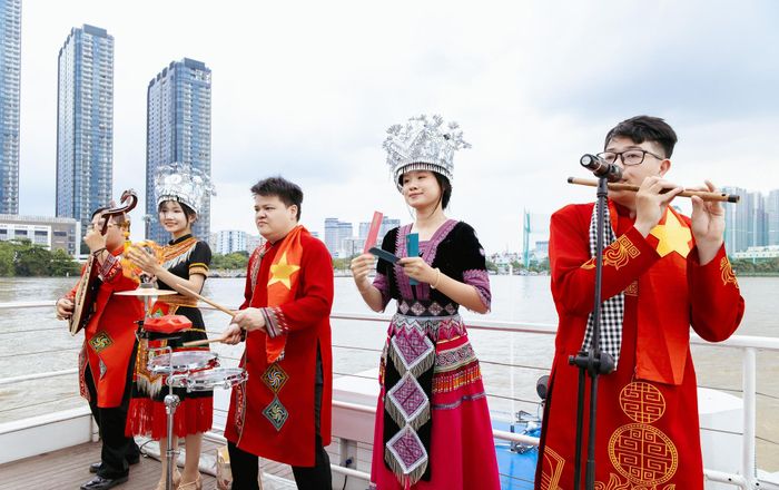  Du khách ngắm sông Sài Gòn trên Saigon WaterGo. Ảnh: THI HỒNG 