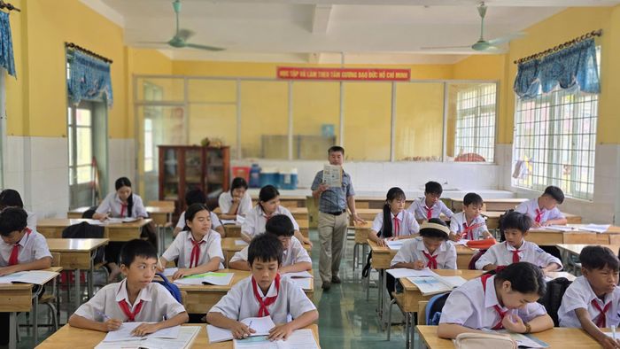  100% học sinh Trường Tiểu học và THCS Ba Lòng đi học trở lại sau lụt 