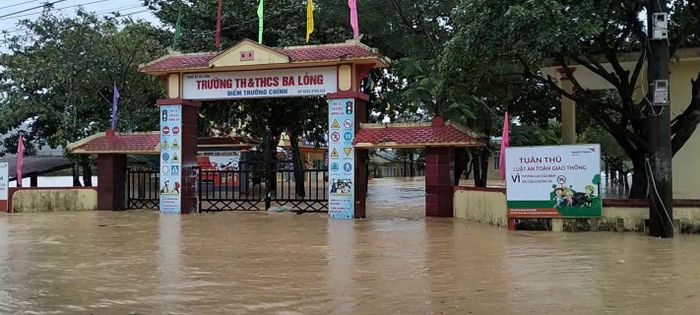  Trường Tiểu học và THCS Ba Lòng ngập sâu vào chiều 13-9 
