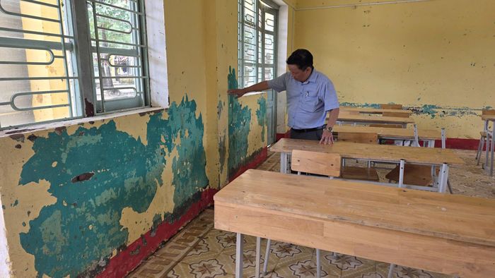  Dấu vết đợt lụt vừa qua còn hằn in trên từng lớp học ở Trường Tiểu học và THCS Ba Lòng 