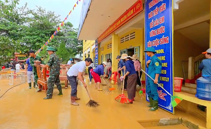  Nhiều lực lượng được huy động vệ sinh trường lớp đón học sinh trở lại 
