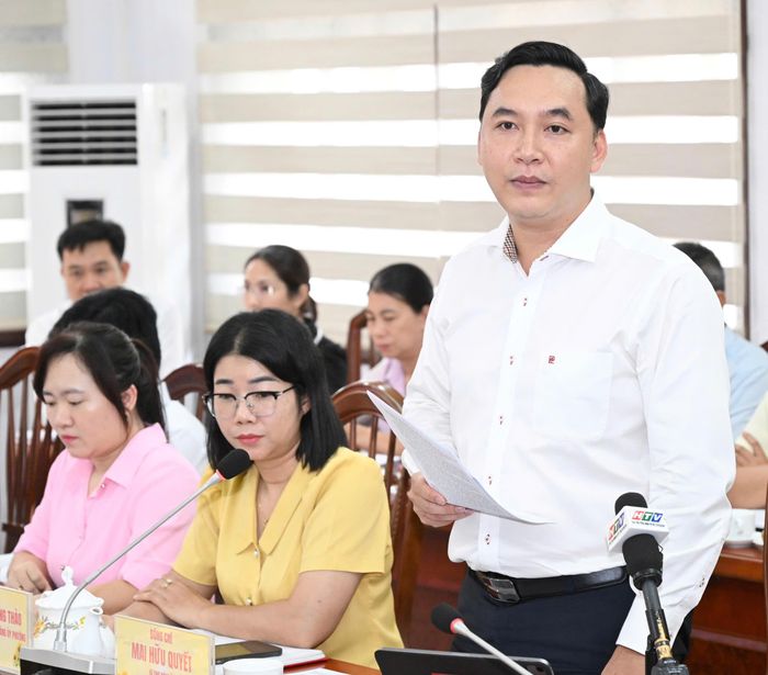  Bí thư Đảng ủy phường Thủ Đức Mai Hữu Quyết báo cáo tại buổi làm việc. Ảnh: VIỆT DŨNG 