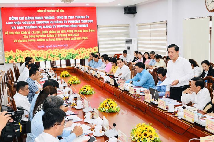  Phó Chánh Văn phòng Thành ủy TPHCM Nguyễn Hoàng Ân trao đổi với các địa phương. Ảnh: VIỆT DŨNG 