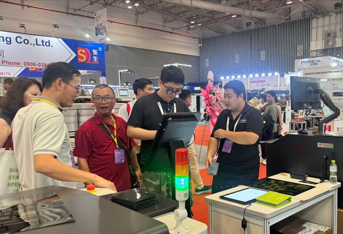  Doanh nghiệp tìm hiểu công nghệ in - bao bì mới nhằm nâng năng suất, đáp ứng yêu cầu ngày càng cao của thị trường. Ảnh: MINH XUÂN 