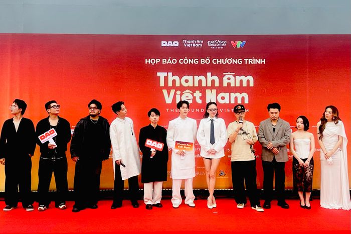  Giám đốc âm nhạc Huy Tuấn, ca sĩ Tóc Tiên và đại diện 5 đội sáng tạo chia sẻ tại lễ công bố 