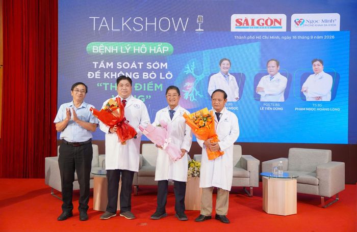 Phó Tổng Biên tập Báo SGGP tặng hoa cho ba chuyên gia. Ảnh: Tam Nguyên 