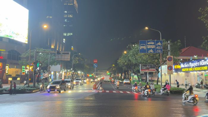 Hướng đường Nguyễn Văn Cừ vào vòng xoay Ngã sáu Cộng Hòa thông thoáng. Ảnh: ĐÌNH DƯ