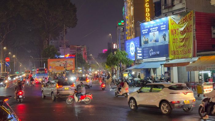 Hướng từ đường Phạm Viết Chánh vào vòng xoay Ngã sáu Cộng Hòa cơ bản ổn định. Ảnh: ĐÌNH DƯ