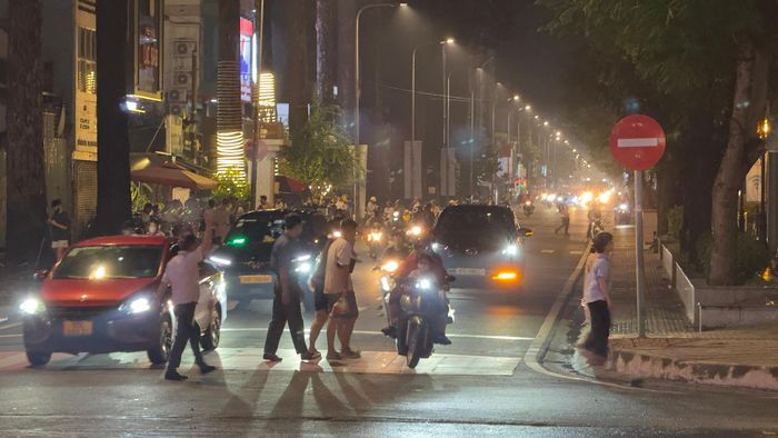 Hướng từ đường Trần Phú vào vòng xoay Ngã sáu Cộng Hòa cũng thông thoáng. Ảnh: ĐÌNH DƯ