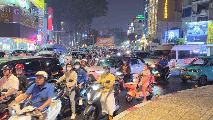 Phương tiện từ hướng đường Nguyễn Thị Minh Khai di chuyển vào vòng xoay Ngã sáu Cộng Hòa đông kín. Ảnh: ĐÌNH DƯ