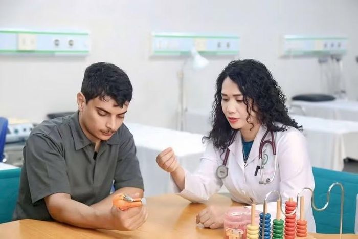 PGS.TS.BS Nguyễn Thị Kim Liên hướng dẫn bệnh nhân đau xương khớp tập luyện - Ảnh BSCC