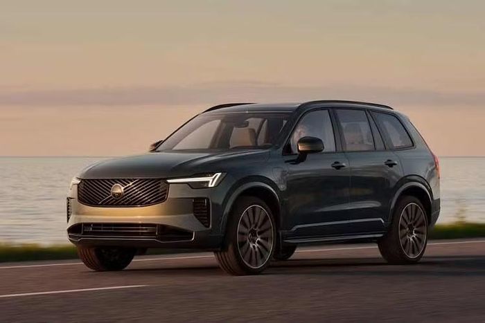 Voà thời điểm cập nhật facelift lần thứ hai cho mẫu SUV XC90 của mình vào năm 2024, Volvo đã tung ra phiên bản XC90 T8 PHEV mới được nâng cấp. Hiện tại, phiên bản này đã được hưởng lợi từ hệ thống hybrid mới hơn, đem tới sức mạnh và tầm hoạt động vượt trội so với trước đây.