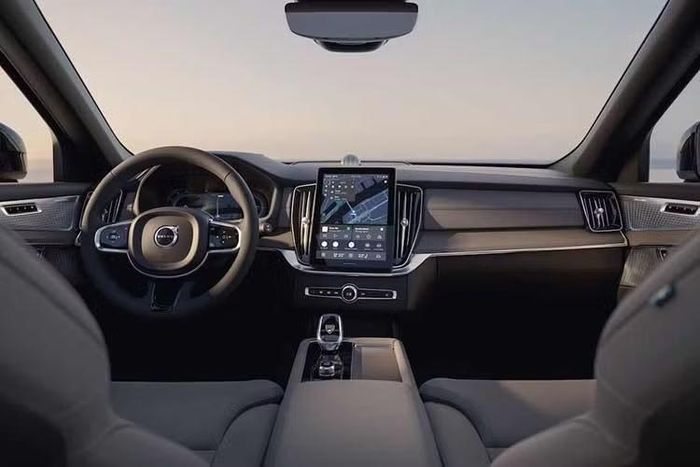 Đáng chú ý nhất, tầm hoạt động tổng cộng của Volvo XC90 T8 AWD Longe-range PHEV 2027 mới khi sạc đầy pin và đổ đầy xăng lên tới 1.100km và mức tiêu thụ nhiên liệu trung bình theo chuẩn WLTP là 8,3-9,3l/100km.