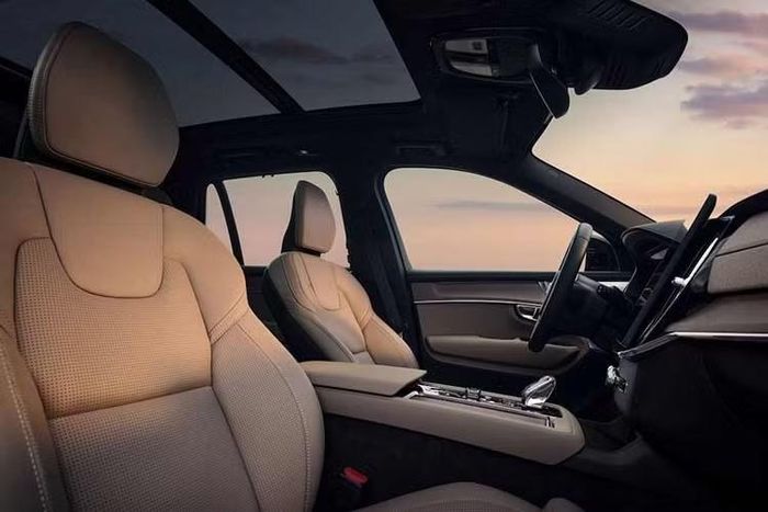 Về tính năng an toàn, XC90 sẽ vẫn sở hữu các công nghệ quen thuộc như Pilot Assist với hỗ trợ giữ làn, phanh khẩn cấp tự động, cảnh báo điểm mù hay camera 360 độ...