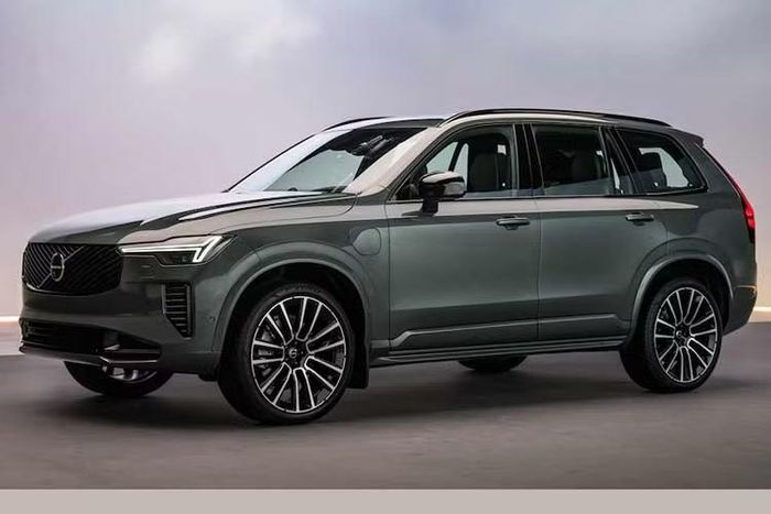 Tại Việt Nam, Volvo XC90 2026 đang được bán ra chính hãng với mức giá từ 3,2 tỷ đồng. Trong phân khúc SUV 7 chỗ, nó sẽ cạnh trạnh với những cái tên như BMW X5 (gần 4 tỷ đồng), Audi Q7 gần 3,8 tỷ đồng, Lexus RX hơn 3,3 tỷ đồng.