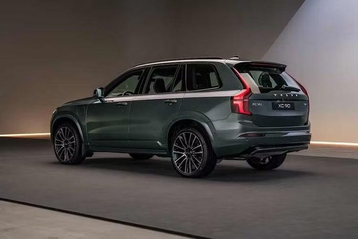 Ngoài phiên bản mới, dòng XC90 2027 nay cũng được cập nhật hệ thống thông tin giải trí với trợ lý ảo AI Google Gemini. Hiện Volvo đã nhận đặt hàng cho XC90 2027, với thời gian sản xuất dự kiến vào cuối thu này.