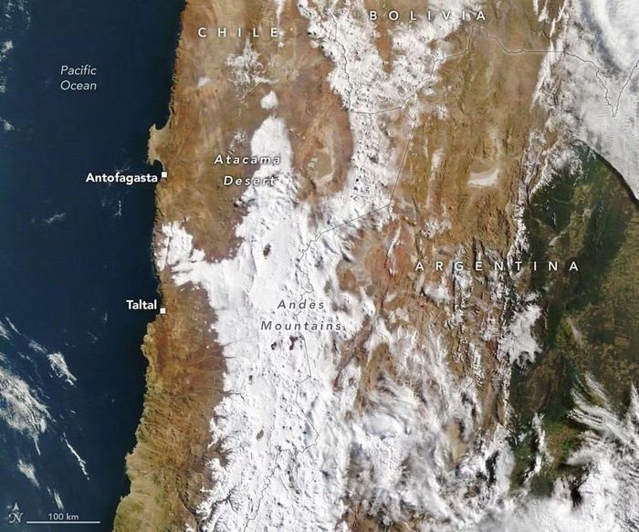 Tuyết trải rộng từ dãy Andes qua sa mạc Atacama tới gần bờ Thái Bình Dương ngày 19/8. (Ảnh: NASA Earth Observatory/Lauren Dauphin)