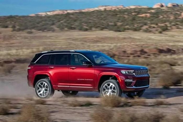 Jeep Grand Cherokee bị triệu hồi vì lỗi hệ thống kiểm soát áp suất lốp.