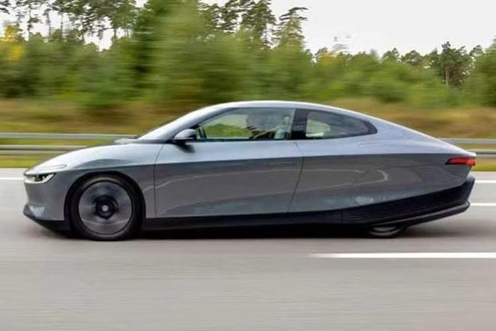 Mang cái tên Volkswagen Mission Efficiency, mẫu coupe 2+2 mang kiểu dáng hình giọt nước này có phần đầu xe không thực sự đặc biệt. Tuy nhiên, phần thân kéo dài và thu hẹp dần về phía sau mới là điểm nhấn của mẫu xe này.