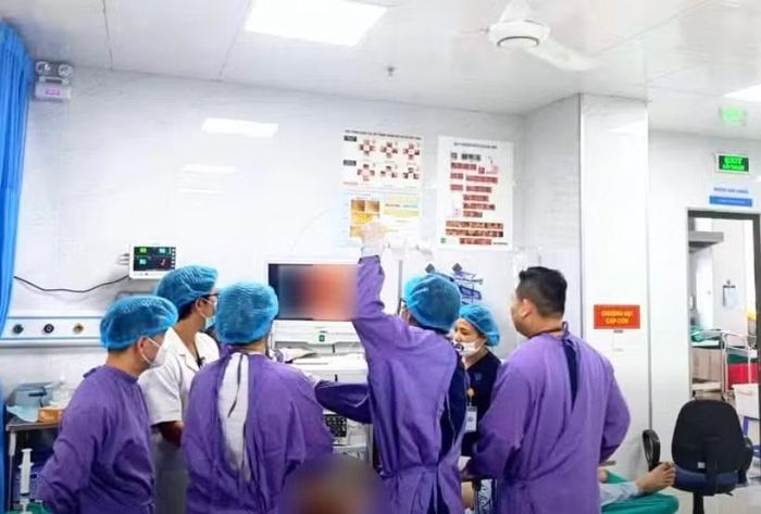 Ê-kíp nội soi lấy dị vật cho bệnh nhân - Ảnh BVCC