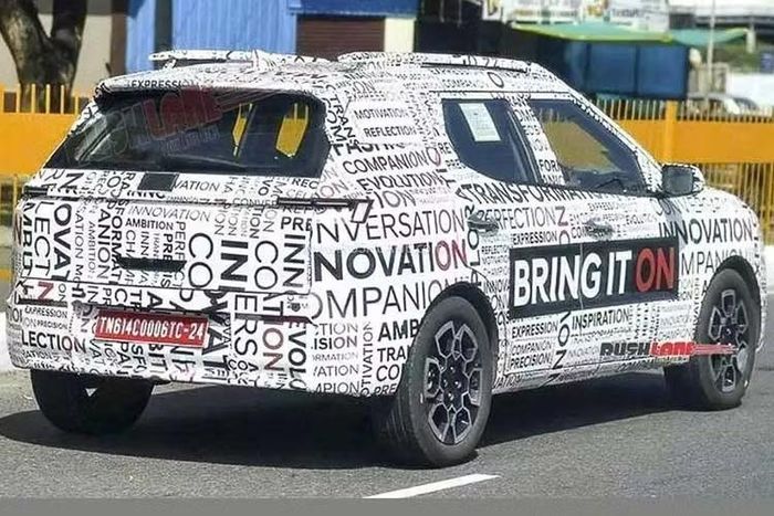 Hyundai Bayon dành cho thị trường Ấn Độ có thiết kế thân xe dựng đứng với nóc tương đối phẳng, thanh giá nóc nổi bật, vòm bánh xe vuông vức và tay nắm cửa truyền thống.