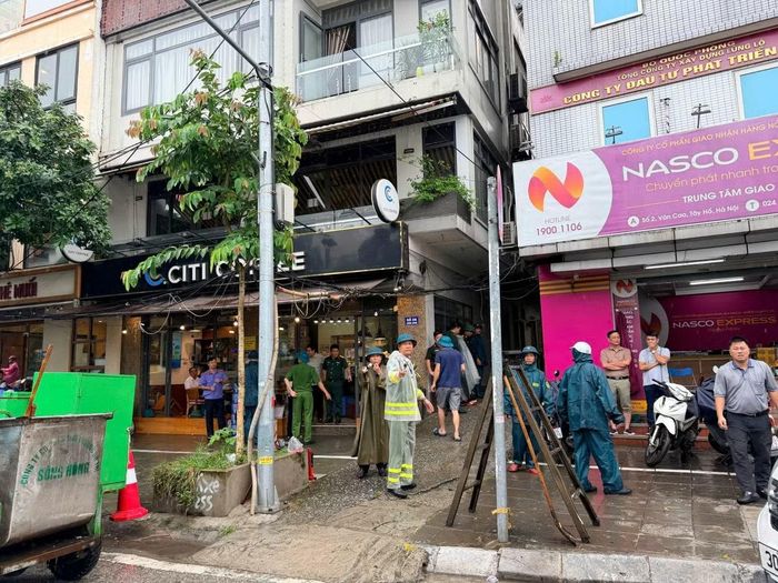 Sáng 16/9, theo ghi nhận của Báo Tri thức và Cuộc sống, lực lượng chức năng vẫn phong tỏa hiện trường để điều tra nguyên nhân vụ cháy. Nhiều đồ đạc trong ngôi nhà được vận chuyển ra bên ngoài, sau đó di chuyển đến nơi khác.
