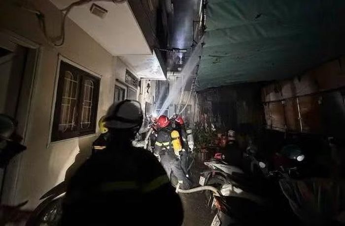 Theo Công an Hà Nội, khoảng 2h06' ngày 16/9, Trung tâm Thông tin chỉ huy Công an TP Hà Nội nhận được tin báo xảy ra cháy tại ngôi nhà số 2B, ngách 264/2 Thụy Khuê, phường Tây Hồ. Ngay sau khi nhận tin, cảnh sát khẩn trương đến hiện trường.