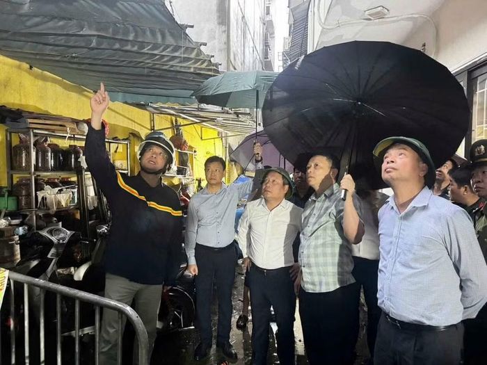 Lãnh đạo TP. Hà Nội nhanh chóng có mặt tại hiện trường để chỉ đạo công tác cứu hộ, cứu nạn và điều tra nguyên nhân. 