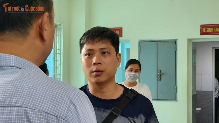 Người nhà nạn nhân có mặt tại bệnh viện 354 để chờ thăm.