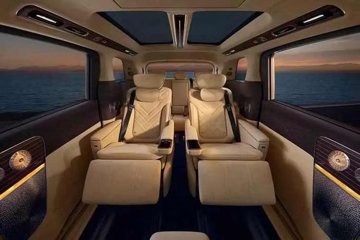 Khi mua mẫu MPV cỡ lớn này, khách hàng Trung Quốc có thể chọn phiên bản thuần điện EV hoặc hybrid sạc điện (PHEV). Trong đó, phiên bản PHEV dùng động cơ xăng 4 xi-lanh, tăng áp, dung tích 1.5L, kết hợp với 2 mô-tơ điện, cho tổng công suất 744 mã lực. Xe được trang bị pin 65 kWh, cung cấp phạm vi hoạt động thuần điện tối đa 300 km theo chuẩn WLTC.