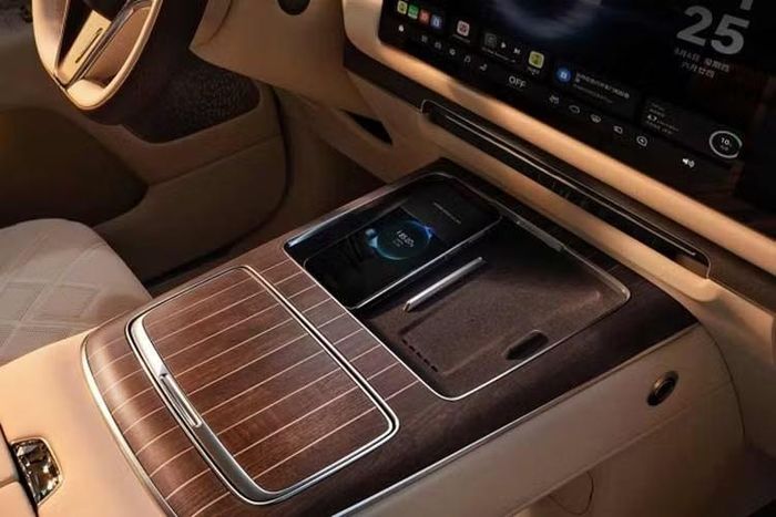 Mẫu MPV cỡ lớn Voyah Dream 9 nhà Dongfeng này sử dụng nền tảng điện áp cao 800V trên tất cả các phiên bản, hỗ trợ sạc nhanh 5C, cho phép sạc từ 20% lên 80% trong 12 phút. Ngoài ra, Voyah Dream 9 còn được trang bị hệ thống treo độc lập tay đòn kép phía trước và liên kết 5 điểm phía sau, sử dụng các bạc cao su thủy lực.