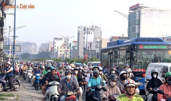 Việc rào chắn một phần mặt đường khiến không gian lưu thông bị thu hẹp, các phương tiện phải di chuyển chậm qua khu vực công trường.