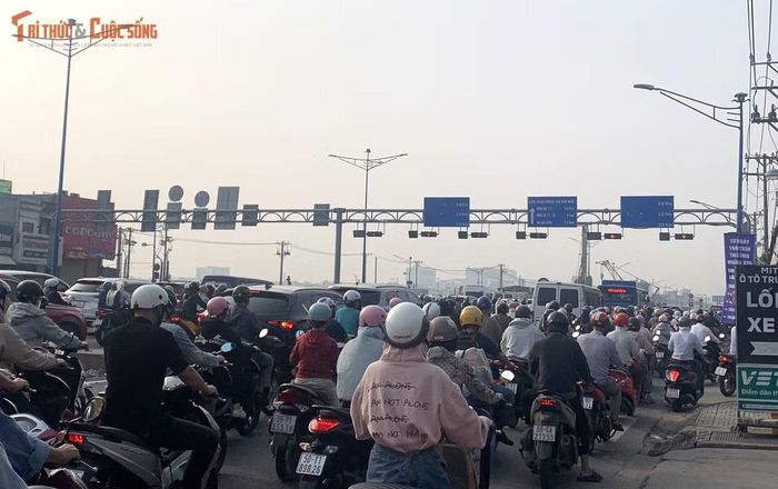 Dòng phương tiện từ khu vực An Sương hướng vào trung tâm TP HCM phải mất thêm thời gian khi đi qua những đoạn đường đang thi công.