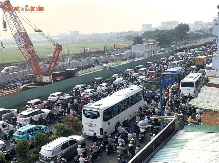 Metro số 2 Bến Thành - Tham Lương khởi công ngày 15/1, tổng mức đầu tư hơn 55.000 tỷ đồng. Tuyến dài gần 11,3 km, trong đó khoảng 9,3 km đi ngầm, gồm 10 ga ngầm, một ga trên cao và depot Tham Lương. Dự án dự kiến hoàn thành năm 2030, hình thành trục vận tải khối lượng lớn kết nối trung tâm thành phố với khu vực Tây Bắc.