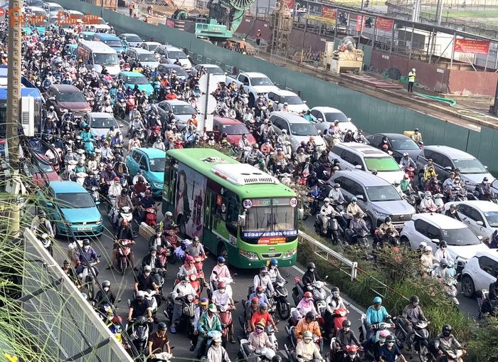 Dòng phương tiện di trên đường Trường Chinh đoạn qua rào chắn thi công công trình Metro số 2.