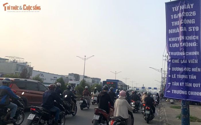 Dọc tuyến đường, nhiều biển báo được bố trí nhằm hướng dẫn tài xế lựa chọn hướng đi phù hợp trong thời gian thi công.